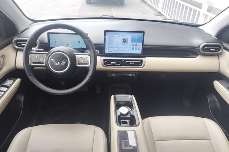 Used Wuling Bingo PLUS 2024 330 km Range Five-Seater Version Center Console