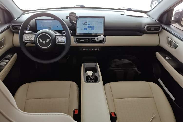 Used Wuling Bingo PLUS 2024 330 km Range Five-Seater Version Center Console