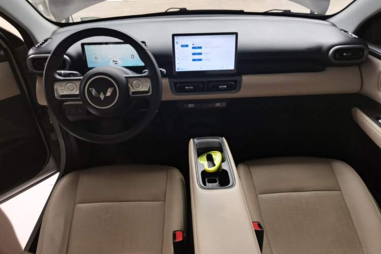 Used Wuling Bingo PLUS 2024 401 km Range 5-Seater Version Center Console