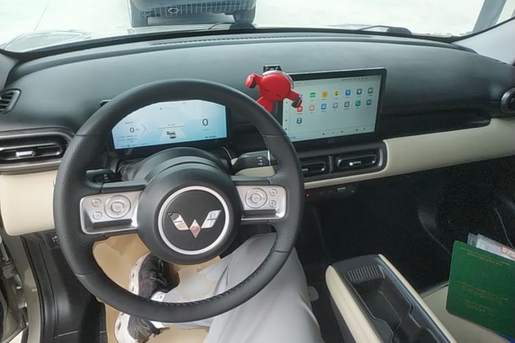 Used Wuling Bingo PLUS 2024 330 km Range Five-Seater Version Center Console