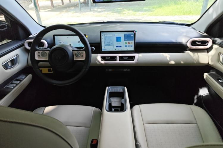 Used Wuling Bingo PLUS 2024 330 km Range Five-Seater Version Center Console