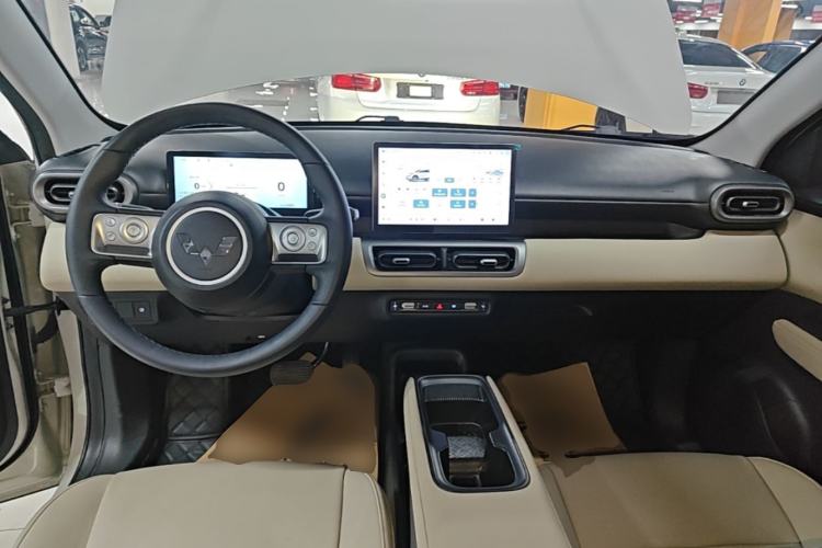 Used Wuling Bingo PLUS 2024 330 km Range Five-Seater Version Center Console