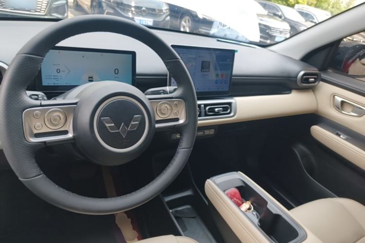 Used Wuling Bingo PLUS 2024 401 km Range 5-Seater Version Center Console