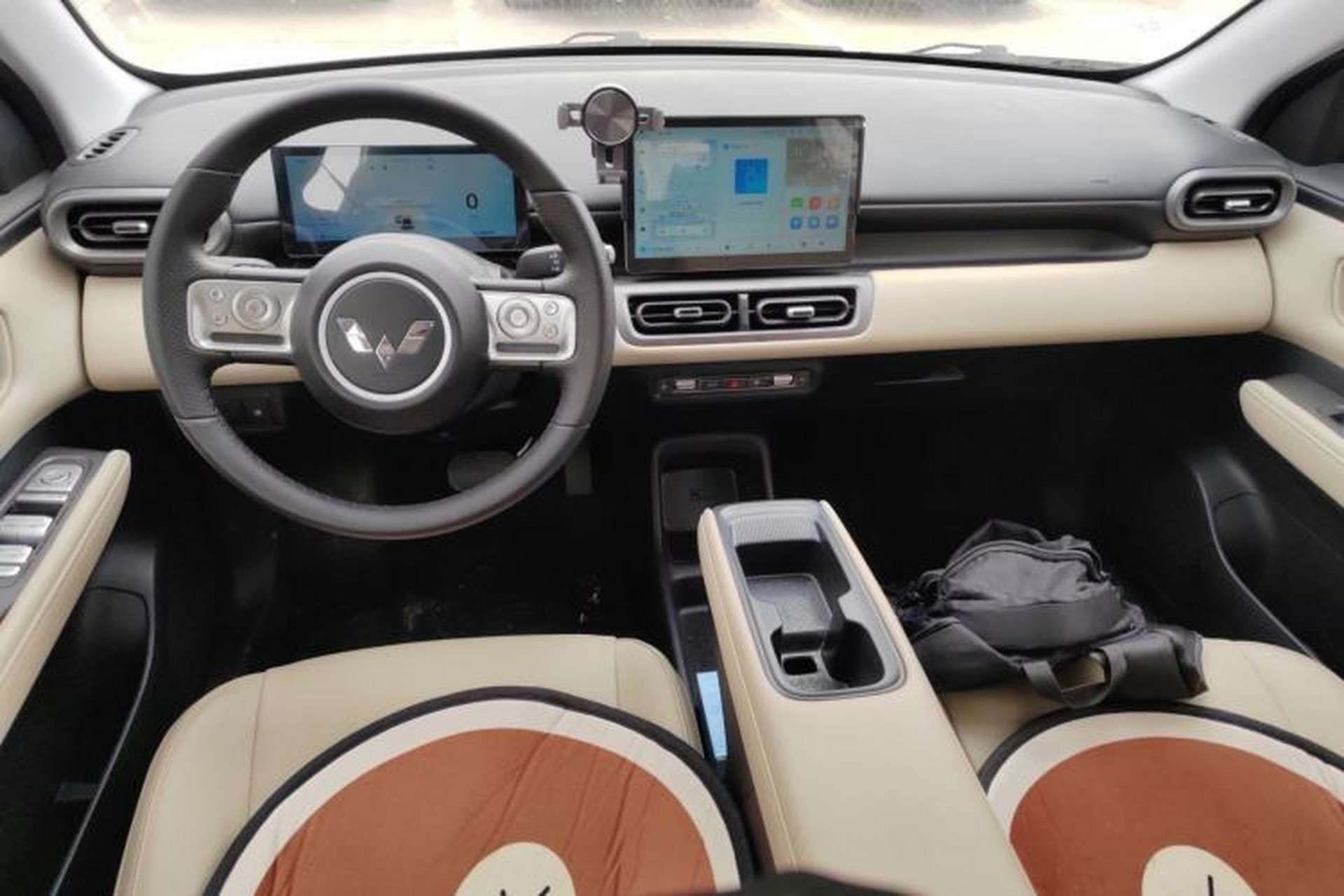 Used Wuling Bingo PLUS 2024 330 km Range Five-Seater Version Center Console