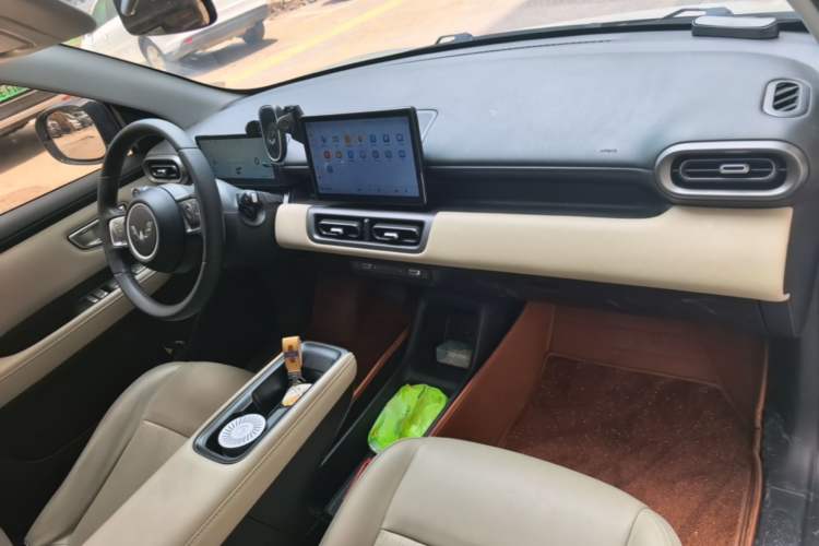 Used Wuling Bingo PLUS 2024 330 km Range Five-Seater Version Center Console