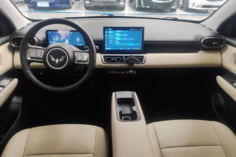Used Wuling Bingo PLUS 2024 330 km Range Five-Seater Version Center Console