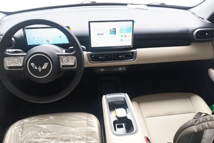 Used Wuling Bingo PLUS 2024 330 km Range Five-Seater Version Center Console