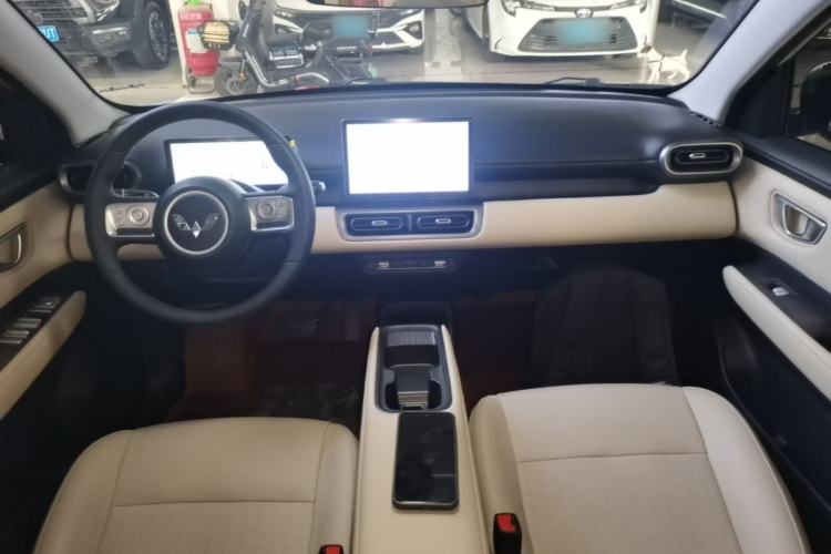 Used Wuling Bingo PLUS 2024 330 km Range Five-Seater Version Center Console