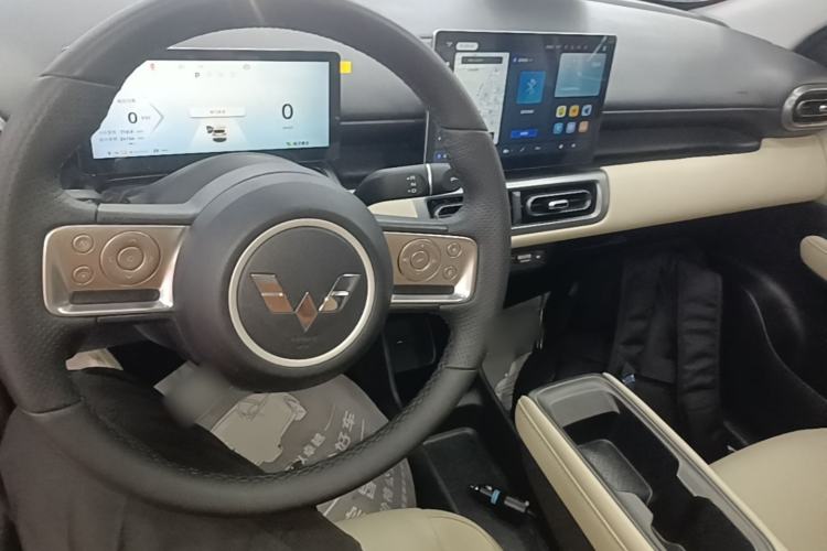 Used Wuling Bingo PLUS 2024 330 km Range Five-Seater Version Center Console
