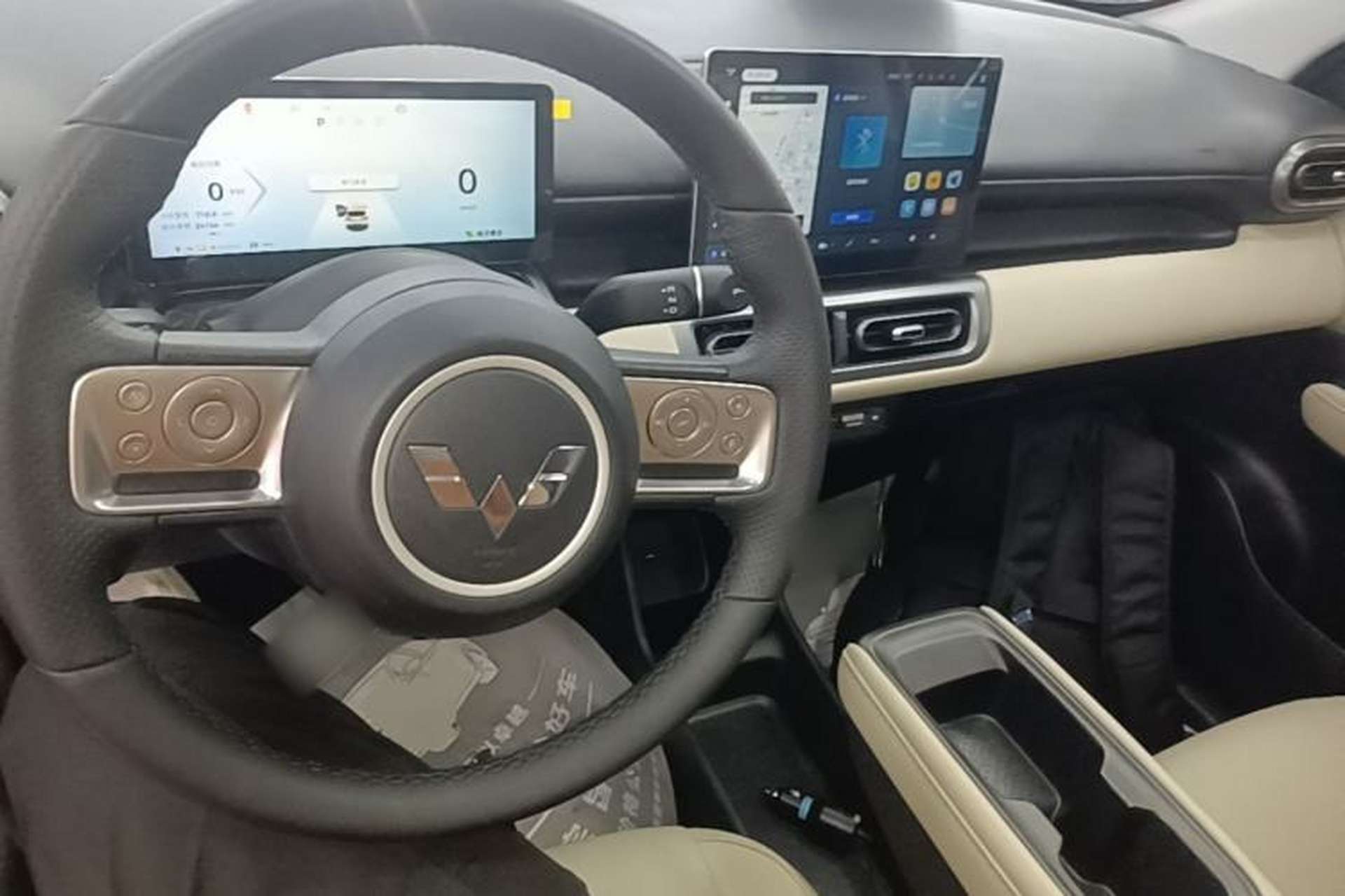 Used Wuling Bingo PLUS 2024 330 km Range Five-Seater Version Center Console