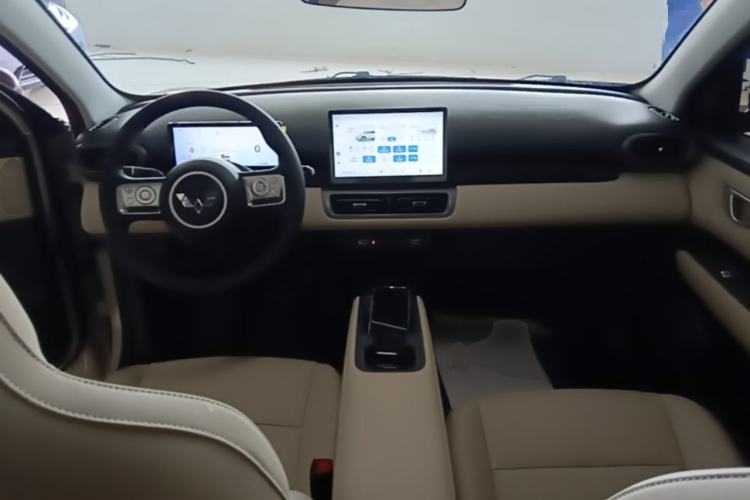 Used Wuling Bingo PLUS 2024 330 km Range Five-Seater Version Center Console