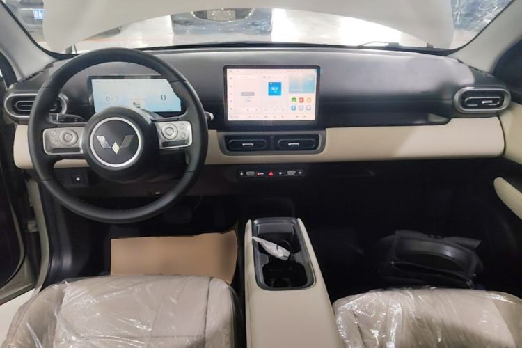 Used Wuling Bingo PLUS 2024 330 km Range Five-Seater Version Center Console