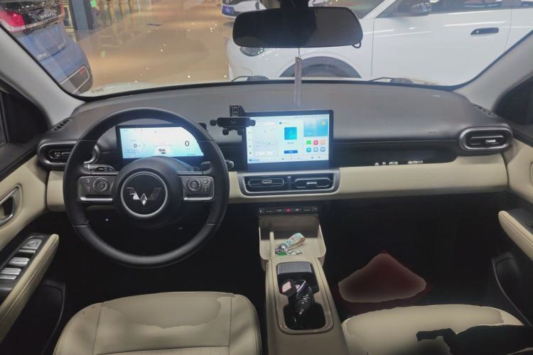 Used Wuling Bingo PLUS 2024 330 km Range Five-Seater Version Center Console