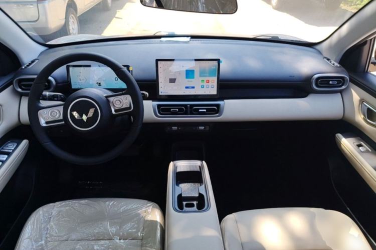 Used Wuling Bingo PLUS 2024 330 km Range Five-Seater Version Center Console