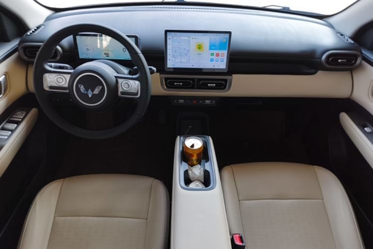 Used Wuling Bingo PLUS 2024 330 km Range Five-Seater Version Center Console