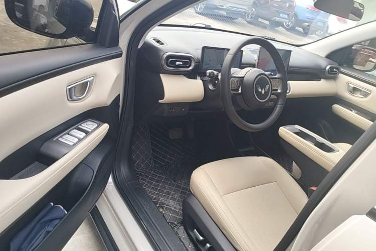 Used Wuling Bingo PLUS 2024 330 km Range Five-Seater Version Driver Seat