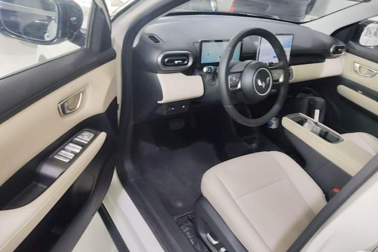 Used Wuling Bingo PLUS 2024 330 km Range Five-Seater Version Driver Seat