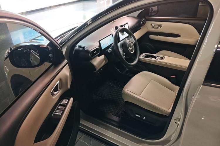 Used Wuling Bingo PLUS 2024 330 km Range Five-Seater Version Driver Seat
