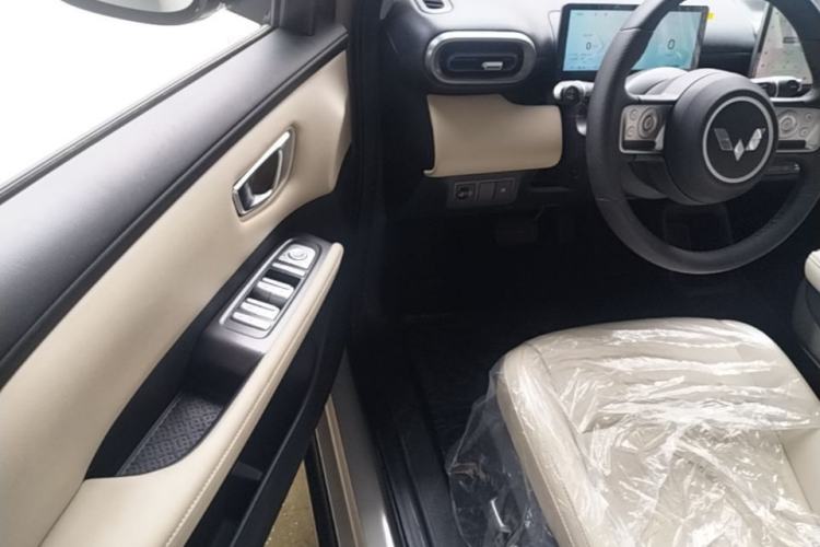 Used Wuling Bingo PLUS 2024 330 km Range Five-Seater Version Driver Seat
