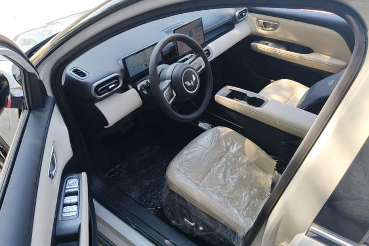 Used Wuling Bingo PLUS 2024 330 km Range Five-Seater Version Driver Seat