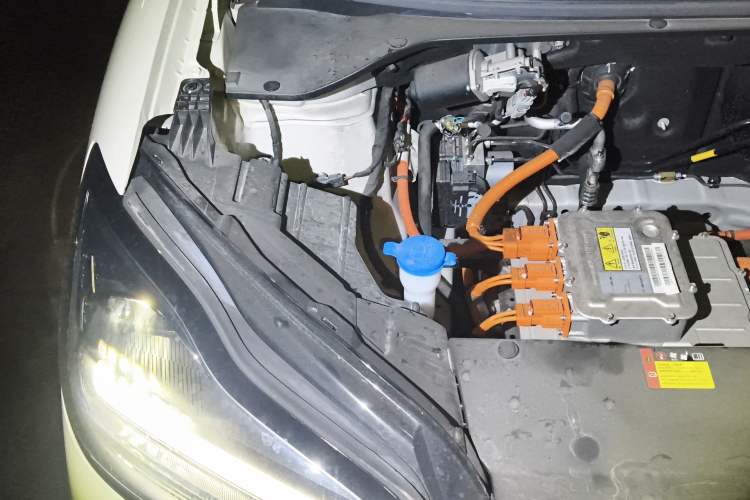 Used Wuling Bingo PLUS 2024 330 km Range Five-Seater Version Engine Bay Right
