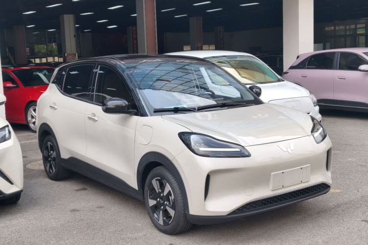 Used Wuling Bingo PLUS 2024 401 km Range 5-Seater Version Front Right 45 Deg
