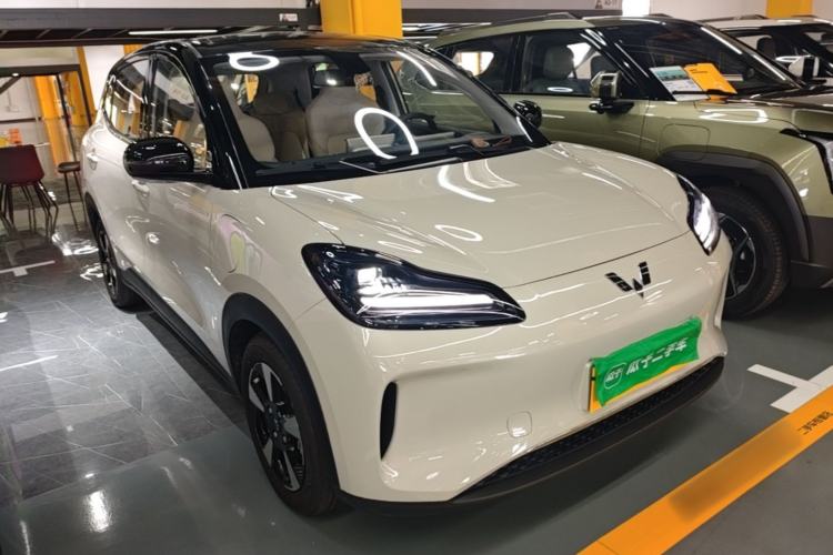 Used Wuling Bingo PLUS 2024 401 km Range 5-Seater Version Front Right 45 Deg