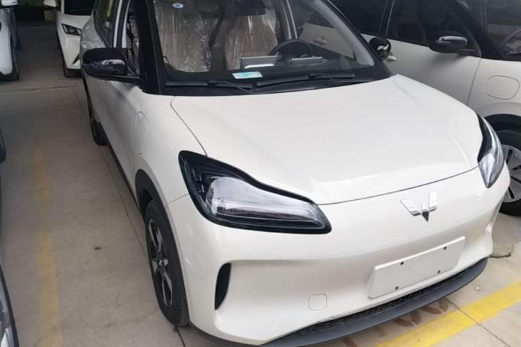 Used Wuling Bingo PLUS 2024 330 km Range Five-Seater Version Front Right 45 Deg