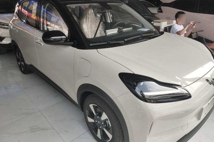 Used Wuling Bingo PLUS 2024 401 km Range 5-Seater Version Front Right 45 Deg