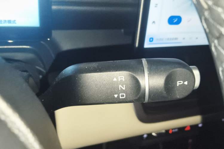 Used Wuling Bingo PLUS 2024 330 km Range Five-Seater Version Gear Lever