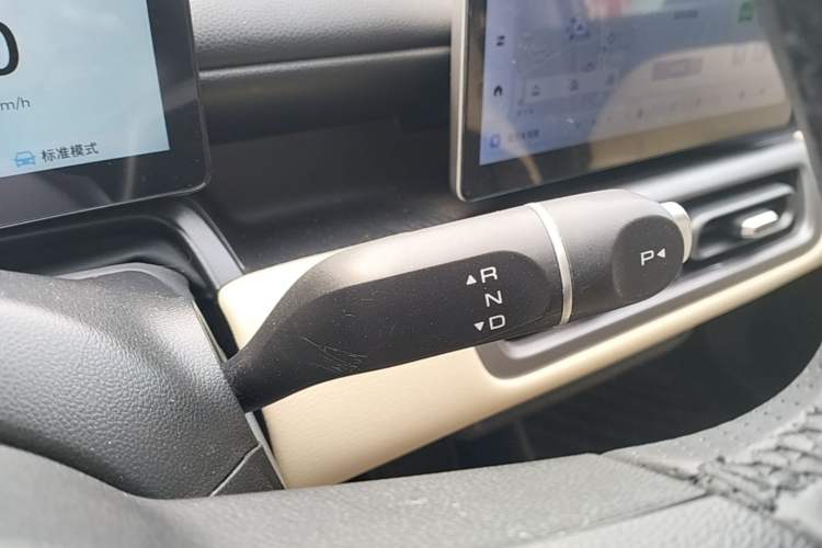 Used Wuling Bingo PLUS 2024 330 km Range Five-Seater Version Gear Lever