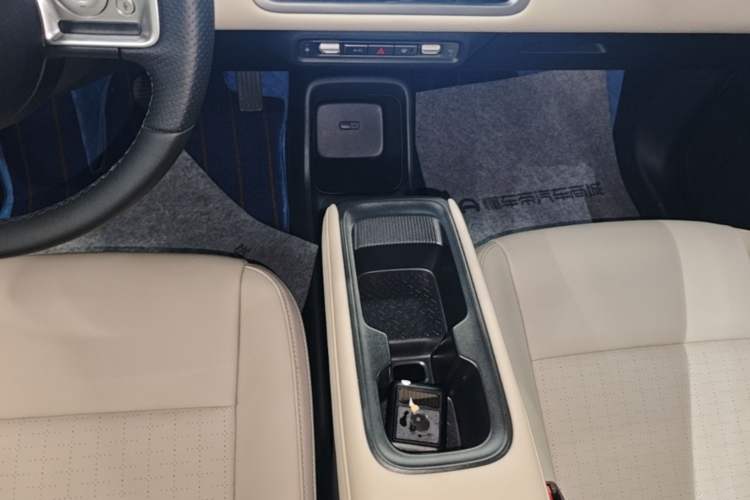 Used Wuling Bingo PLUS 2024 401 km Range 5-Seater Version Gear Lever