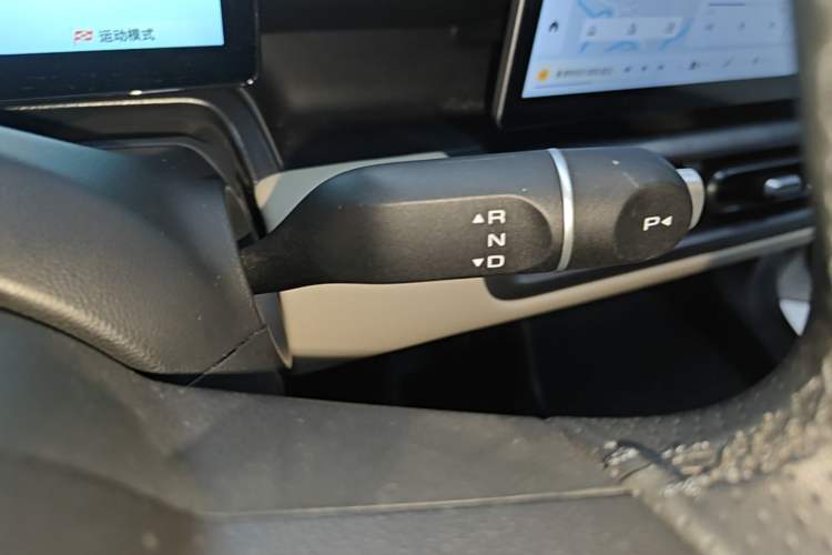 Used Wuling Bingo PLUS 2024 401 km Range 5-Seater Version Gear Lever