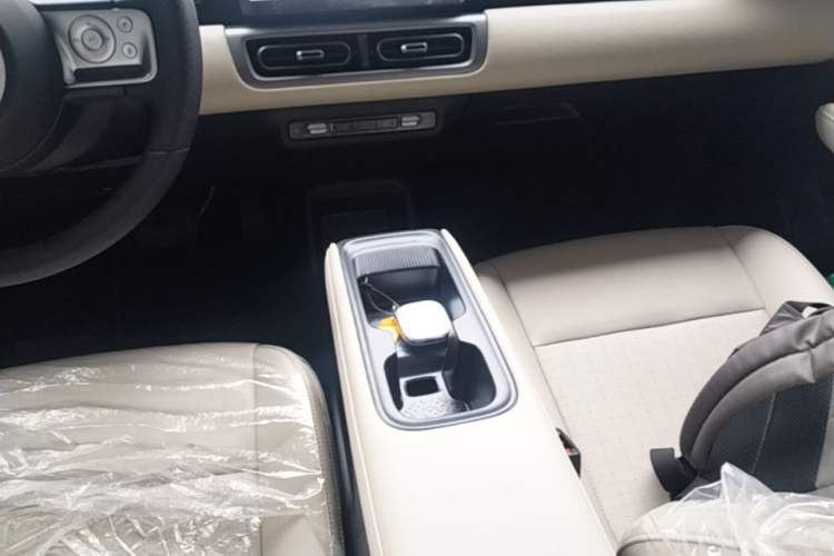Used Wuling Bingo PLUS 2024 330 km Range Five-Seater Version Gear Lever