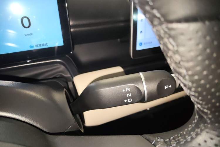 Used Wuling Bingo PLUS 2024 401 km Range 5-Seater Version Gear Lever