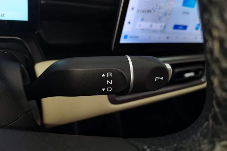 Used Wuling Bingo PLUS 2024 401 km Range 5-Seater Version Gear Lever