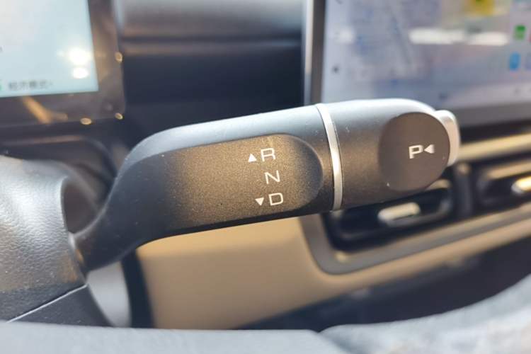Used Wuling Bingo PLUS 2024 330 km Range Five-Seater Version Gear Lever