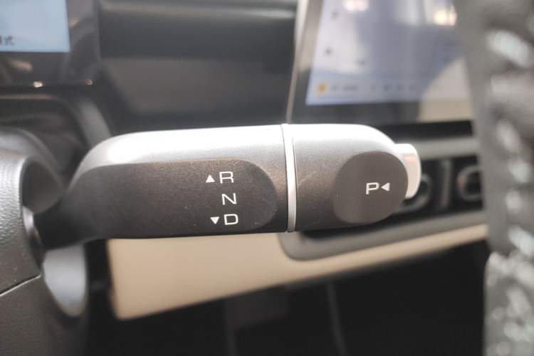 Used Wuling Bingo PLUS 2024 401 km Range 5-Seater Version Gear Lever
