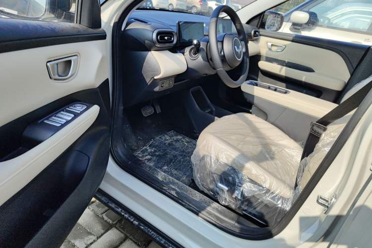 Used Wuling Bingo PLUS 2024 330 km Range Five-Seater Version Interior 2