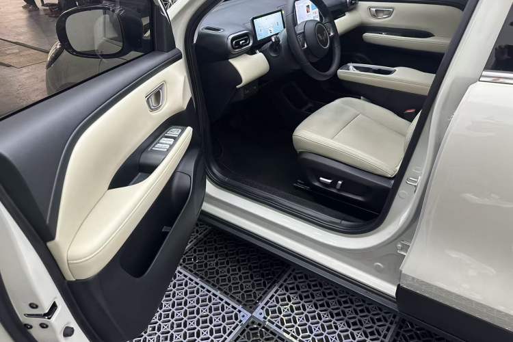 Used Wuling Bingo PLUS 2024 330 km Range Five-Seater Version Interior 3