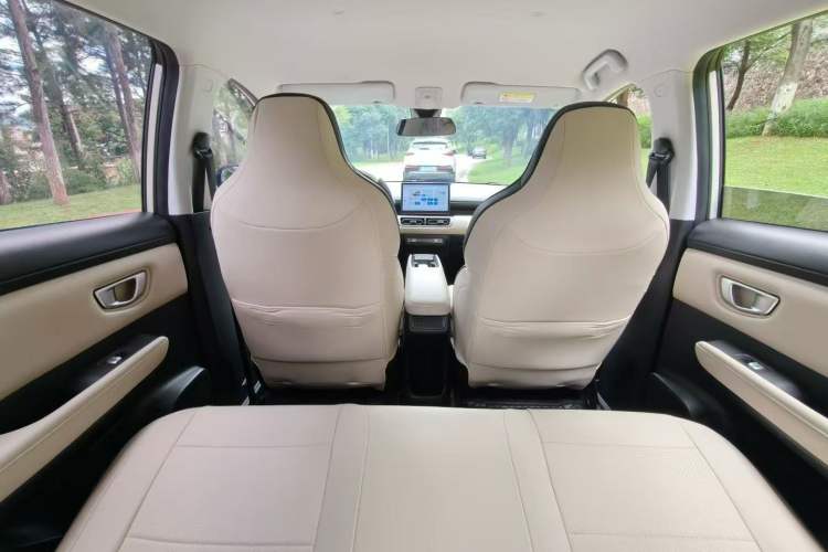 Used Wuling Bingo PLUS 2024 330 km Range Five-Seater Version Interior 4