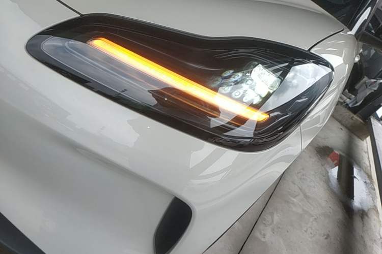Used Wuling Bingo PLUS 2024 330 km Range Five-Seater Version Left Front Headlight