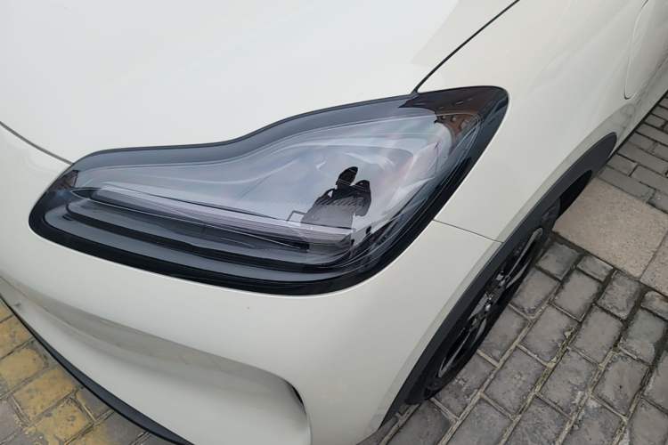 Used Wuling Bingo PLUS 2024 330 km Range Five-Seater Version Left Front Headlight