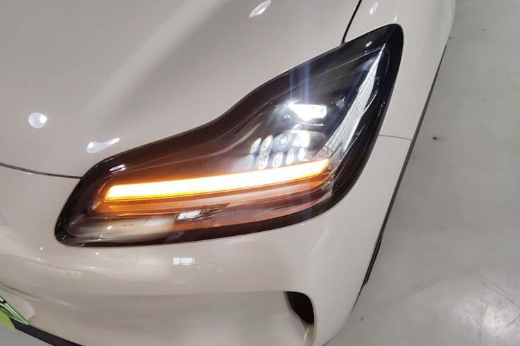Used Wuling Bingo PLUS 2024 330 km Range Five-Seater Version Left Front Headlight