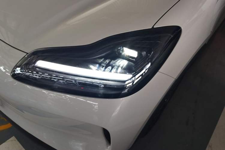 Used Wuling Bingo PLUS 2024 330 km Range Five-Seater Version Left Front Headlight