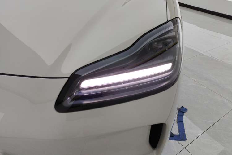 Used Wuling Bingo PLUS 2024 330 km Range Five-Seater Version Left Front Headlight