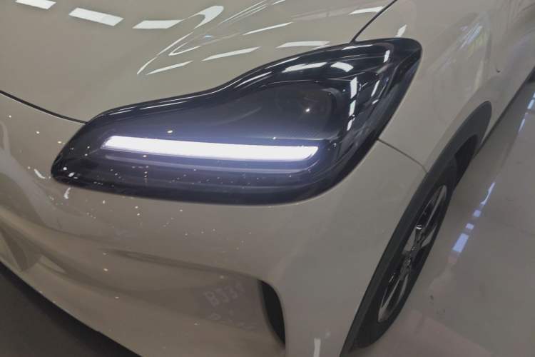 Used Wuling Bingo PLUS 2024 330 km Range Five-Seater Version Left Front Headlight