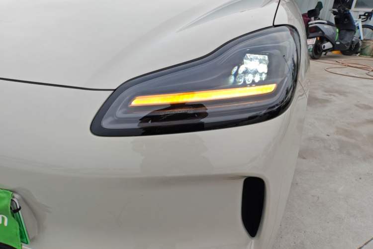 Used Wuling Bingo PLUS 2024 330 km Range Five-Seater Version Left Front Headlight