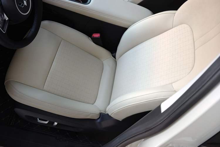 Used Wuling Bingo PLUS 2024 401 km Range 5-Seater Version Left Front Seat