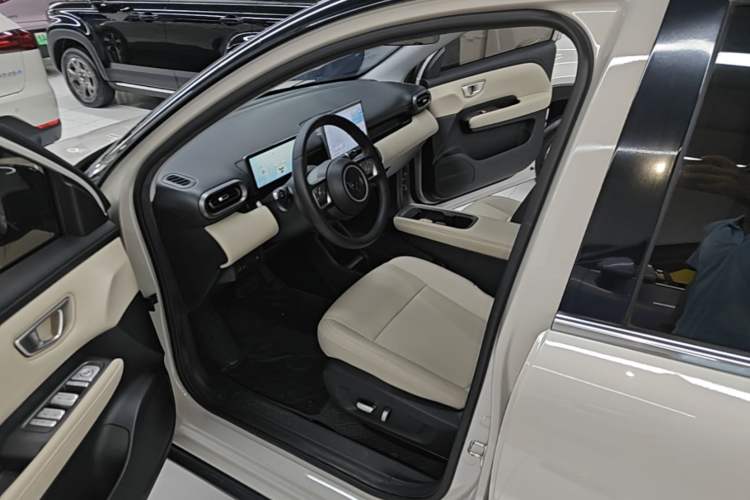 Used Wuling Bingo PLUS 2024 401 km Range 5-Seater Version Left Front Seat